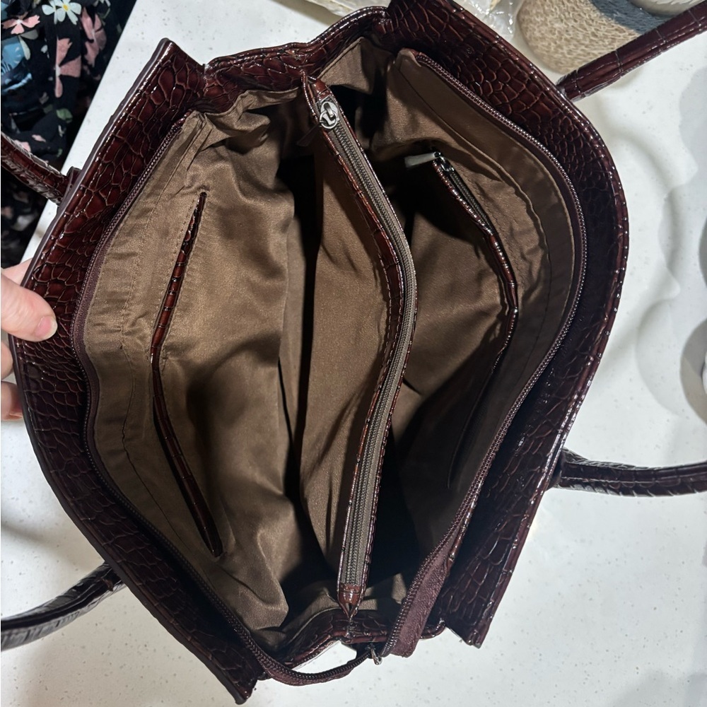 Elegant Brown Crocodile-Embossed Women's Bag - Picture 5 of 6